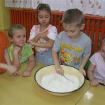 5-latki przygotowują ciasto