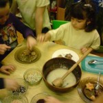 Dzieci z grupy 5,6-latków dekorują ciasteczka