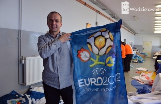 Firma z Wodzisawia szyje flagi na Euro 2012